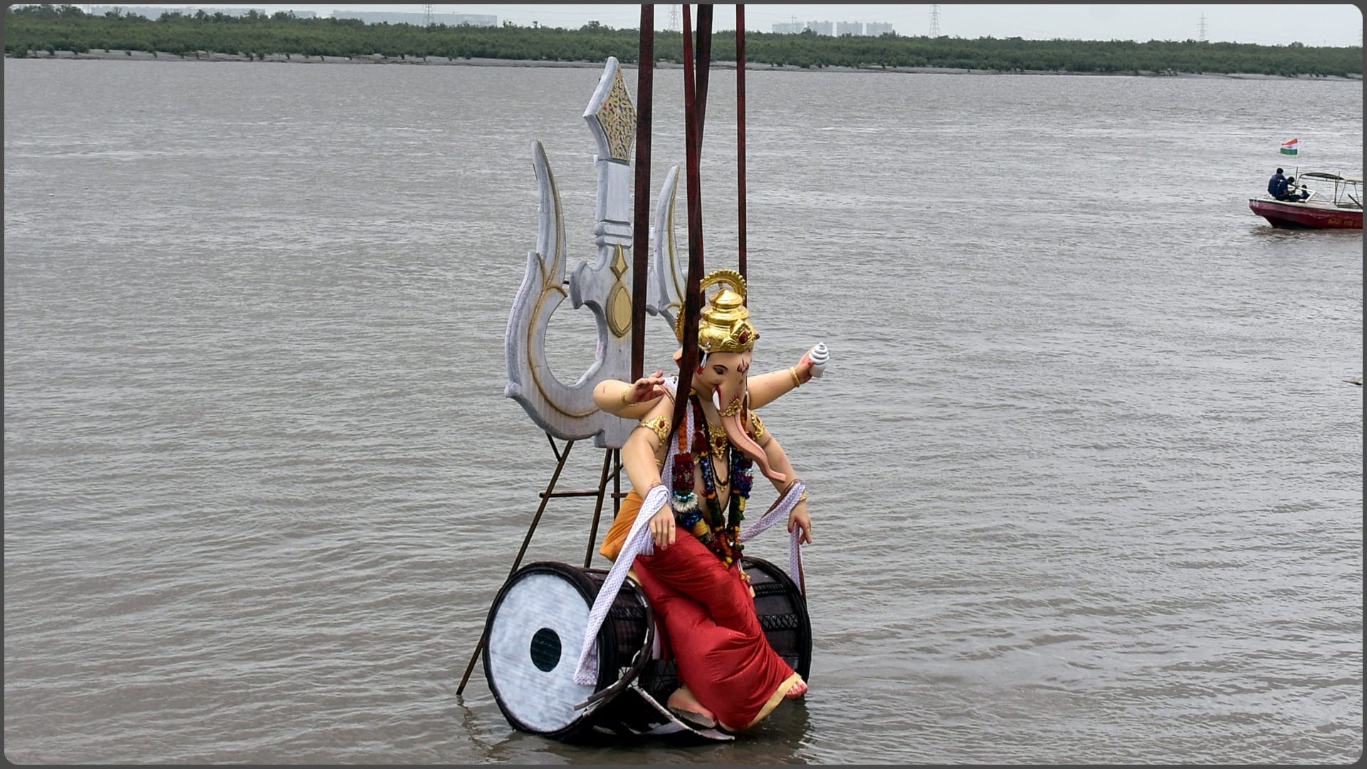 immersion of Lalbaugcha Raja idol- Four drown, 13 missing after Ganesh idol immersions in Maharashtra