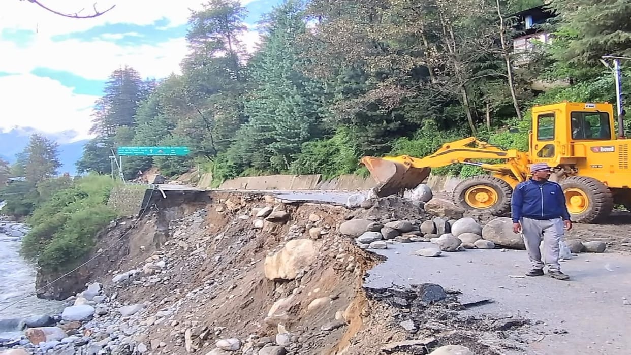 Himachal Weather: many roads closed due to landslides in various places in the state, 366 people have lost the