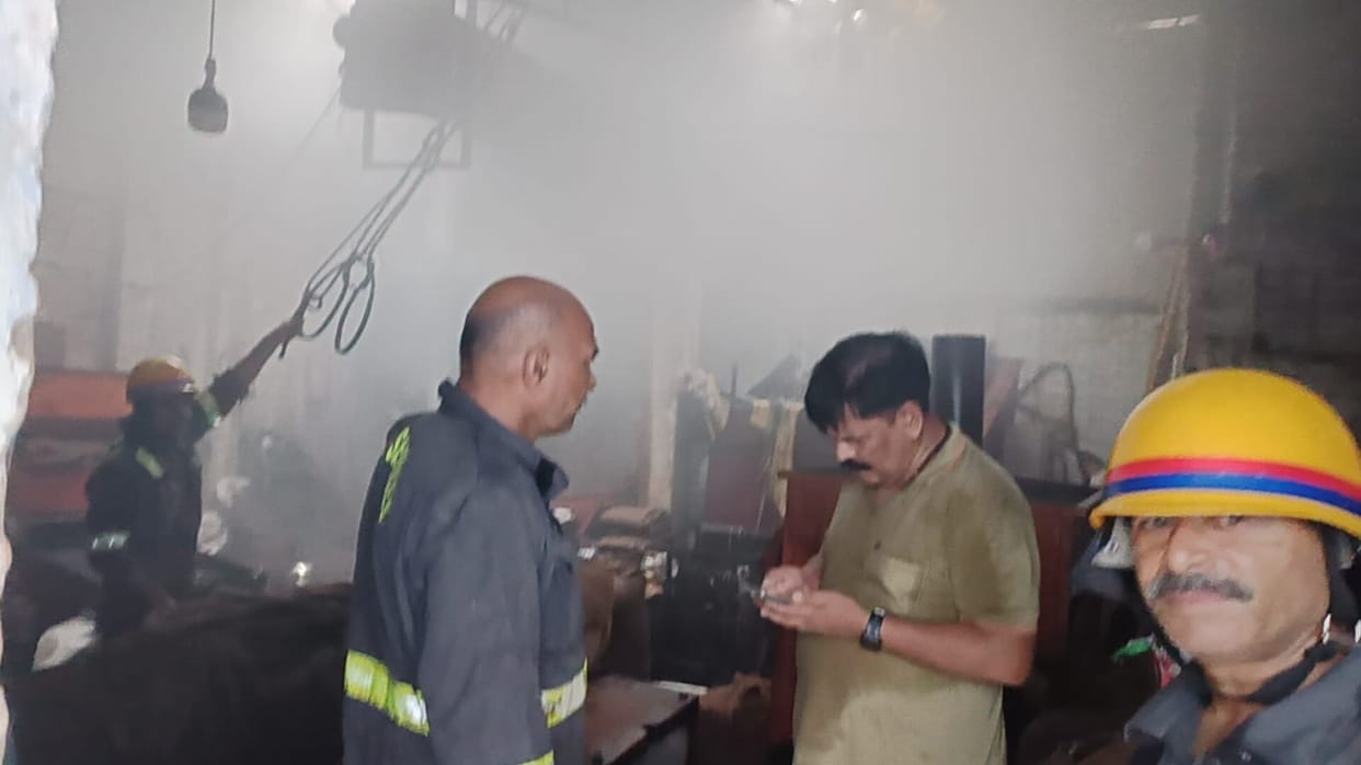 Kanpur Fire broke out in betel nut factory in rice market fire brigade controlled it in time no casualties
