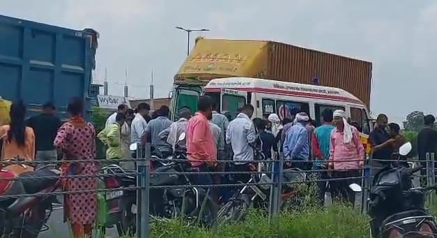 Etawah Road Accident Truck hits bike mother daughter and nephew die police engaged in investigation