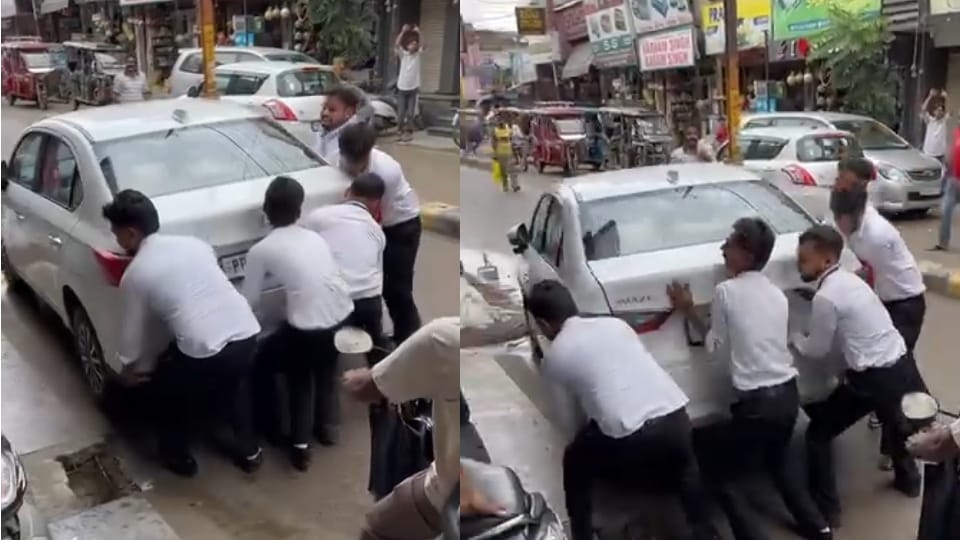 College students lifted the car in Moga and opened traffic jam