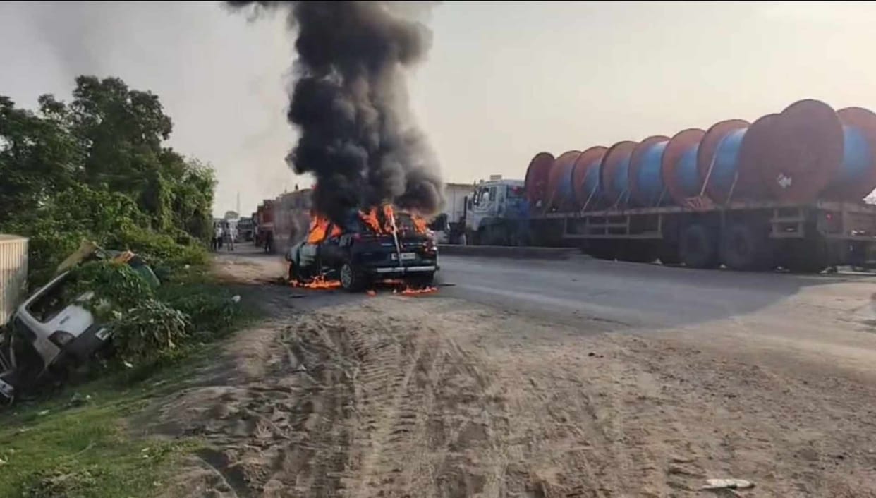 luxury car caught fire in Vaishali, a young man was going to take the exam