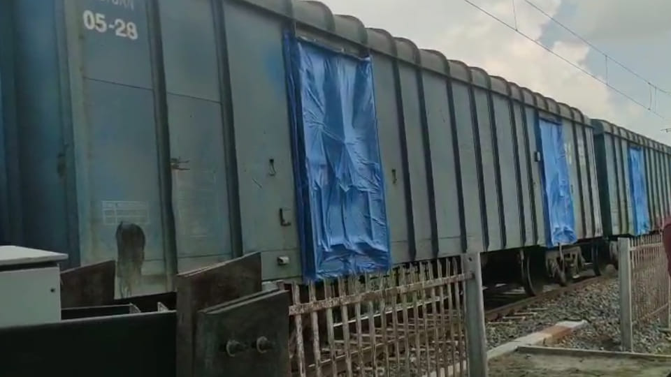 Kanpur: Siren rang as soon as the train touched the railway gate, goods train stopped