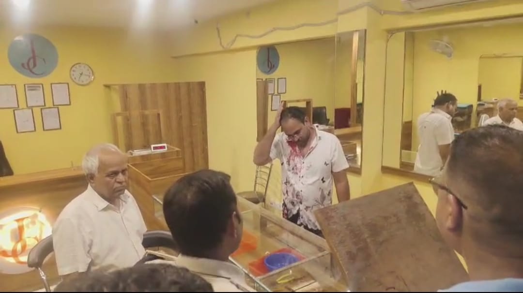 Jharkhand: Fearless criminals looted lakhs from a jewellery shop in Ramgarh, manager injured