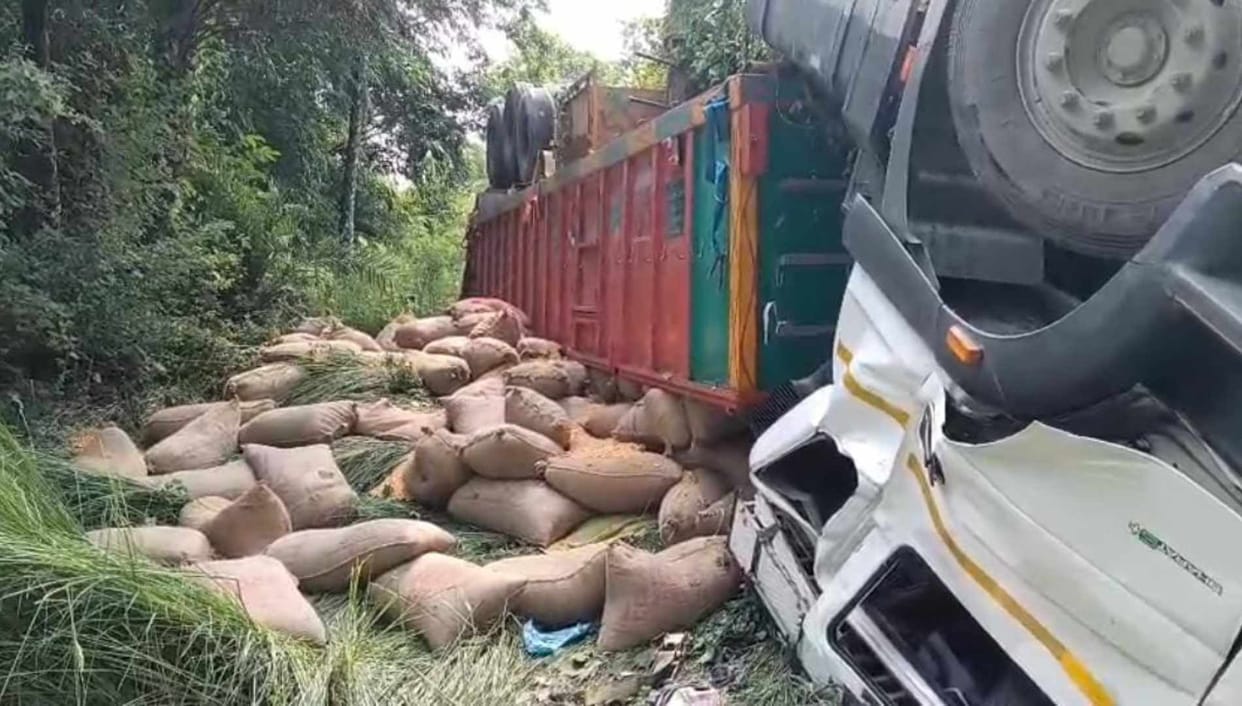 18 wheeler truck loaded with corn overturned in Muzaffarpur driver and helper seriously injured