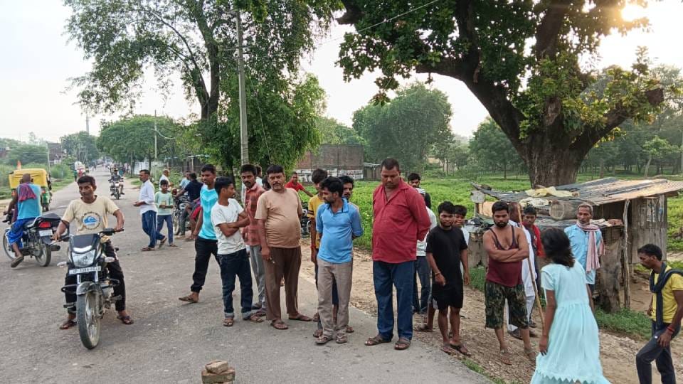 body of young man was found lying on road in Raebareli Police is investigating