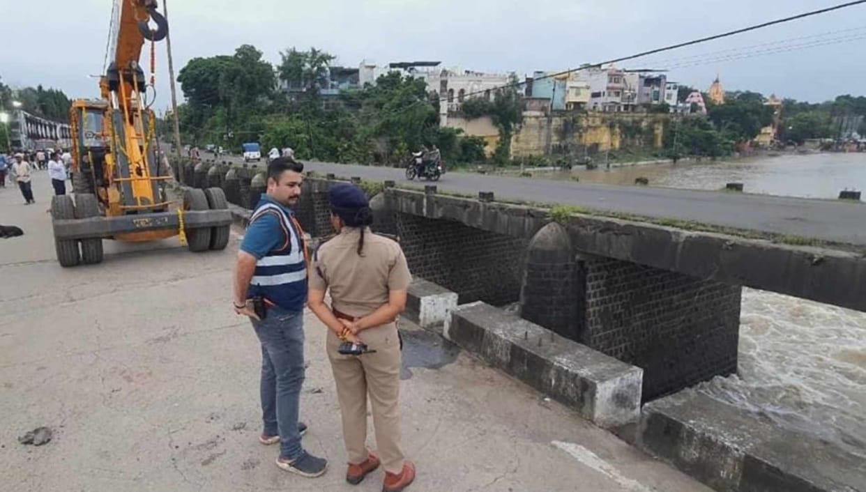 Ujjain News: Shipra river accident, a body in police uniform recovered, rescue operation continues