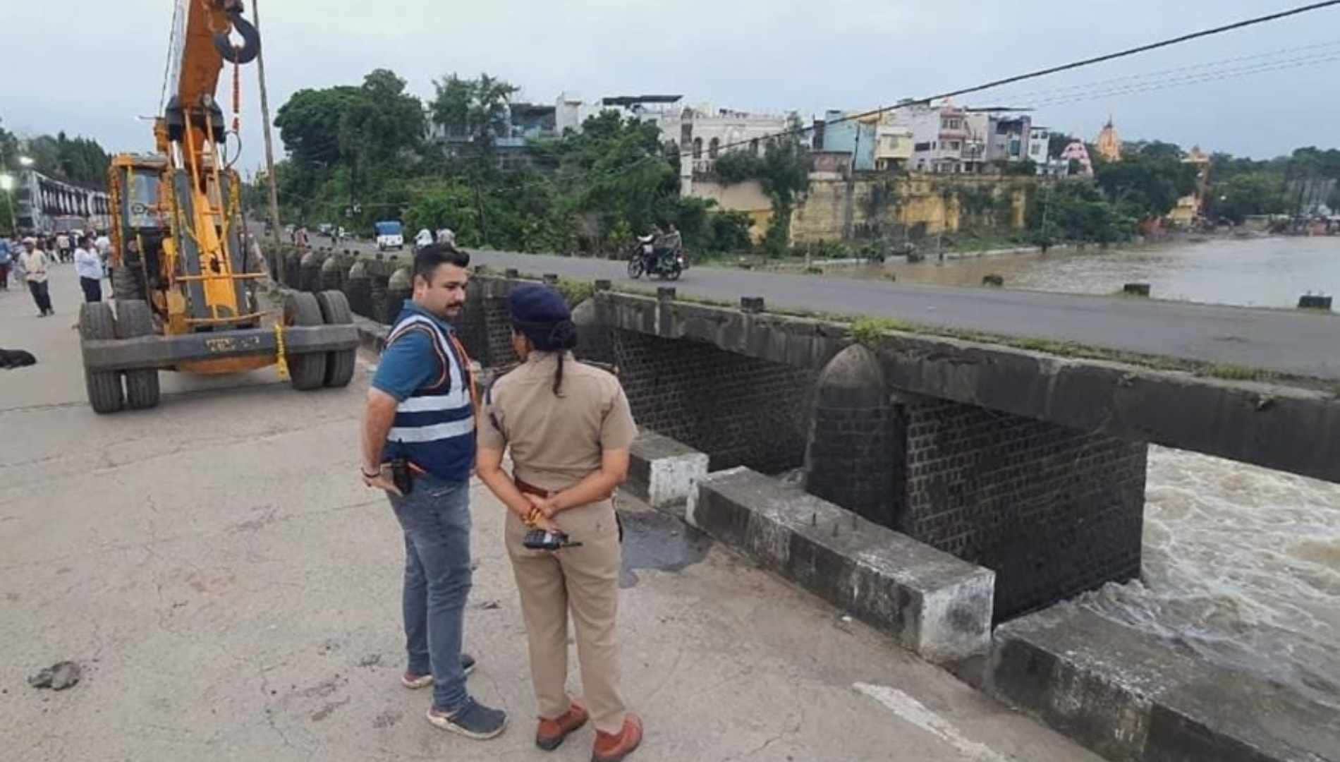 Ujjain Police Constable Arti Pa Missing After Car Falls into Shipra River 61 Hours Search Continues