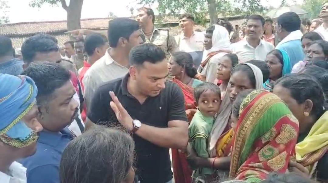 Jharkhand: Young man dies after being hit by a Hiva, angry villagers block the road