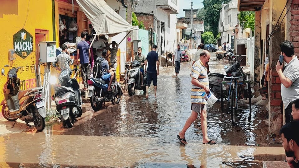 flood in mathura situation worst in mathura and vrindavan due to yamuna water rise