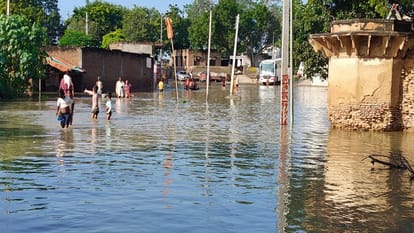 UP Floods news Situation out of control in Mathura-Vrindavan Water filled up to one floor in Laxmi Nagar