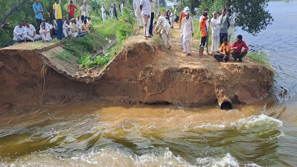Violent clashes amid floods in Hisar: Villagers attacked with sticks, policemen trying to intervene injured