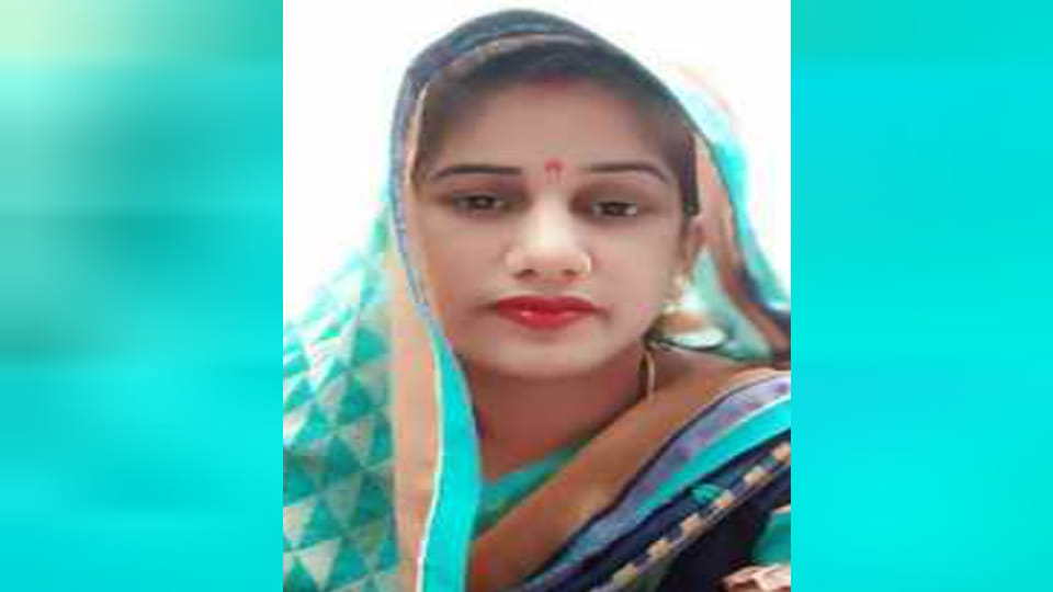 Farrukhabad: The miscreant along with his friends poured petrol on woman and burnt her, death