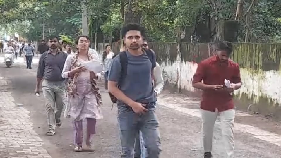 Saharanpur: Munnabhai caught in PET, was giving the exam by hiding his date of birth