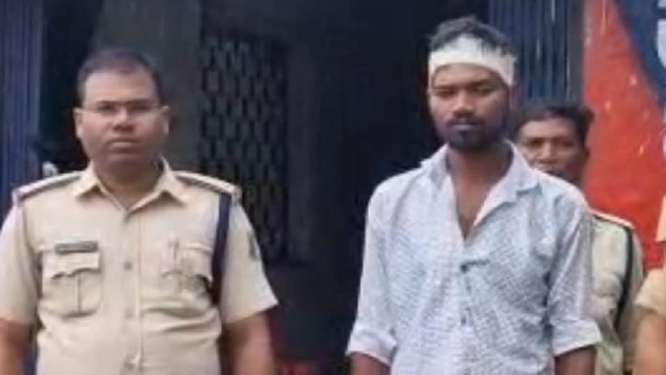 पुलिस की गिरफ्त में आरोपी युवक