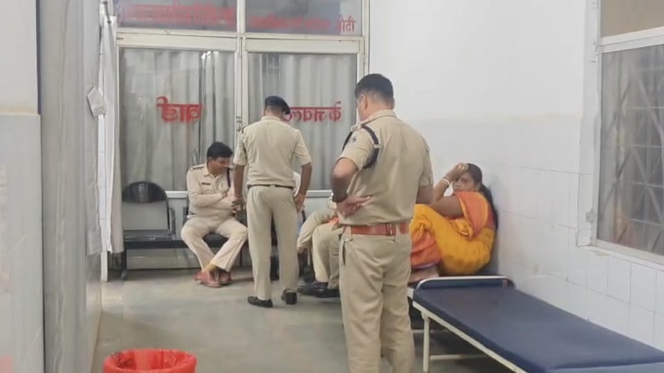 Bloody game between husband and wife attacked with a knife died during treatment husband attempted suicide in