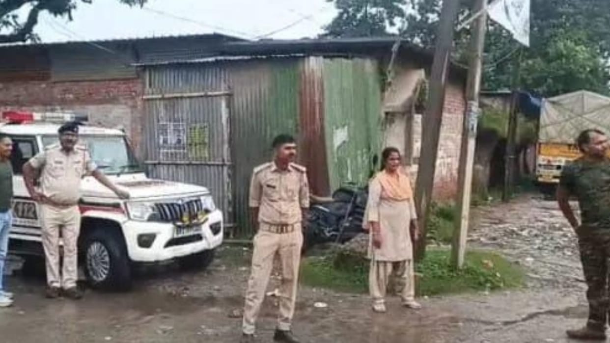 Bihar News : Villagers attack police team in Kishanganj, free the theft accused