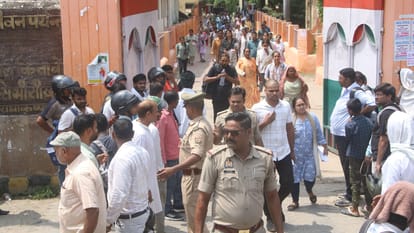 परीक्षा देकर निकलते परीक्षार्थी