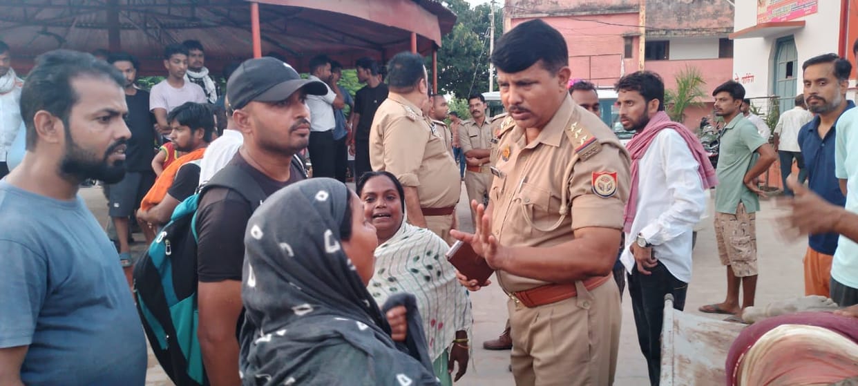 Raebareli: Lintel broke while building a house, three people including a mason died a painful death; commotion