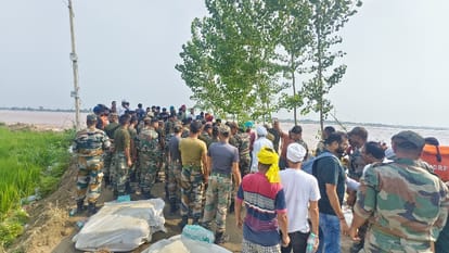 Punjab Floods: लोगों की आंखों में उमड़ा दर्द का समंदर... फसल बचने की आस टूटी, हर तरफ बर्बादी; ग्राउंड रिपोर्ट Punjab Flood News Crops Ruined due to Heavy Rain, Homes Submerged Ground Report from Amritsar