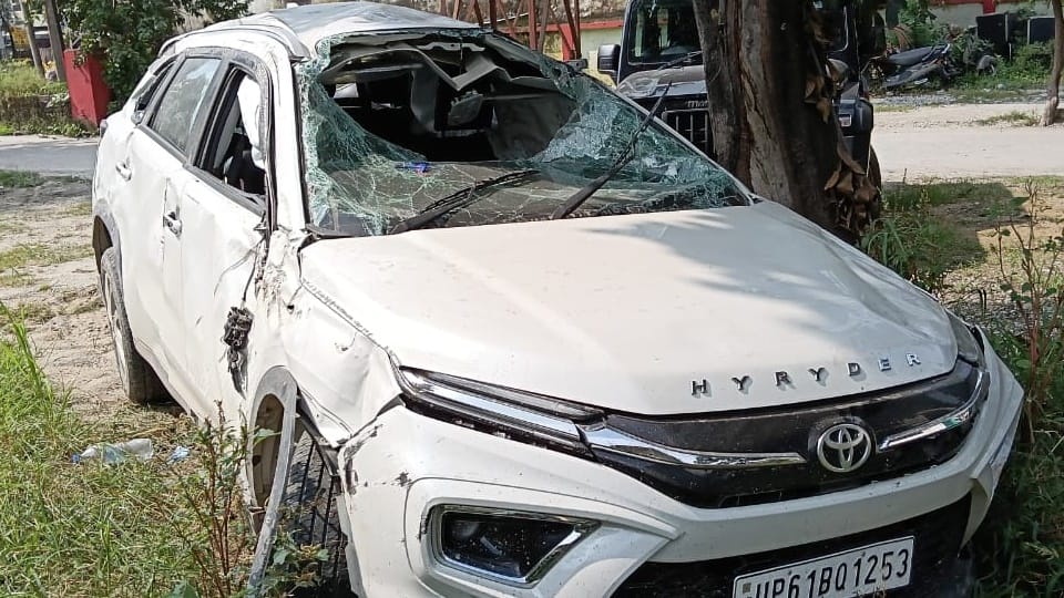 UP: Sambhal SDM car overturned late night in Ramnagar, his doctor wife and he himself injured
