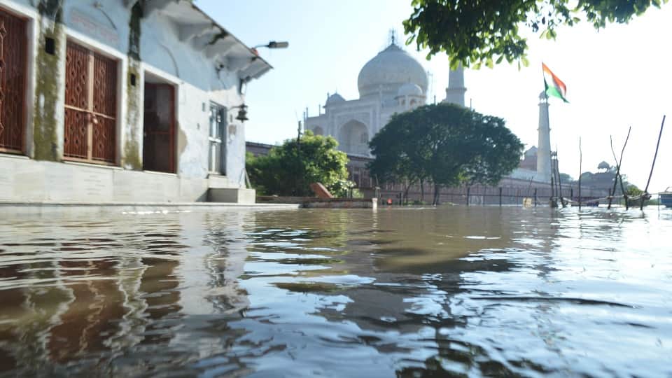 Agra Yamuna Flood: Families Displaced Due to Waterlogging, Water Level Rise, Taj Mahal News in Hindi