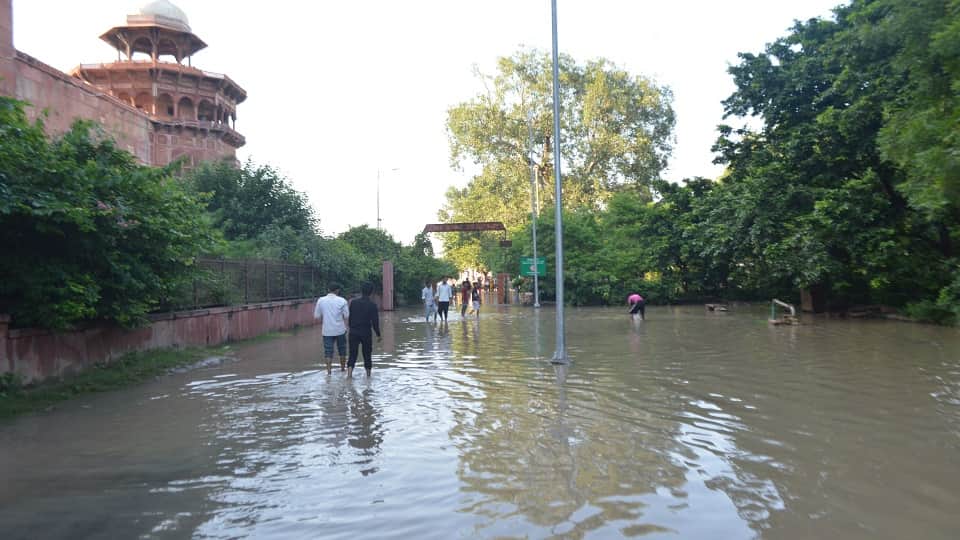 Agra Yamuna Flood: Families Displaced Due to Waterlogging, Water Level Rise, Taj Mahal News in Hindi
