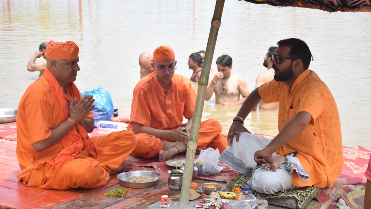 Pitru Paksha 2025 special importance in kashi of offering of water and Shradh to ancestors