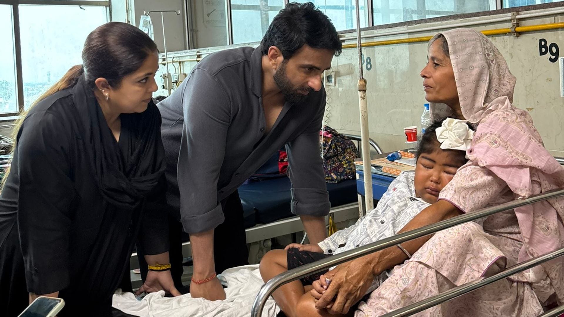 Sonu sood reached to punjab to help flood affected people