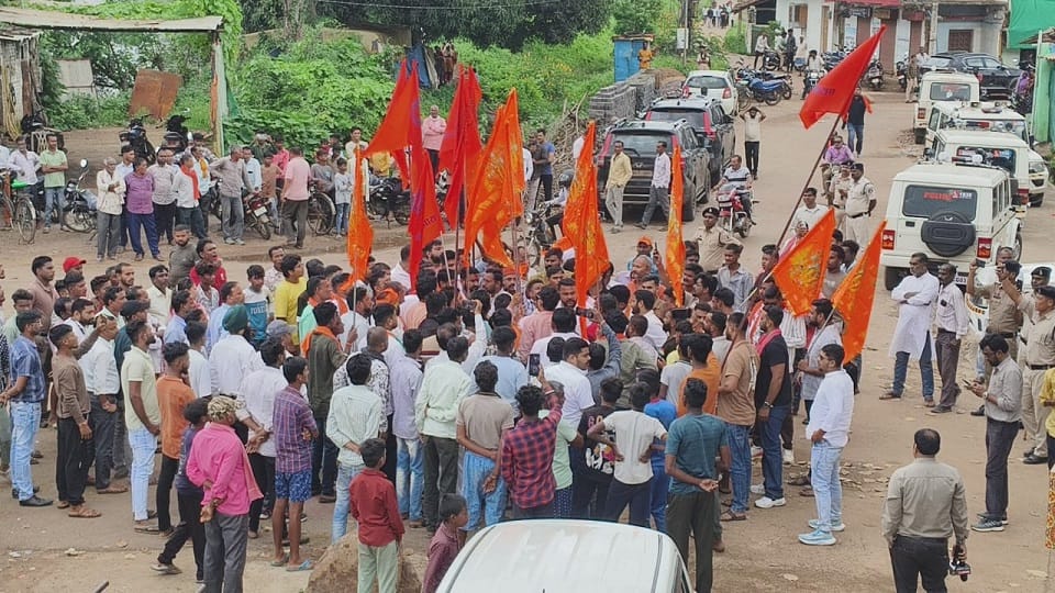 Controversy over hoisting of saffron flag BJYM went to the victim house and hoisted saffron flag on the roof i