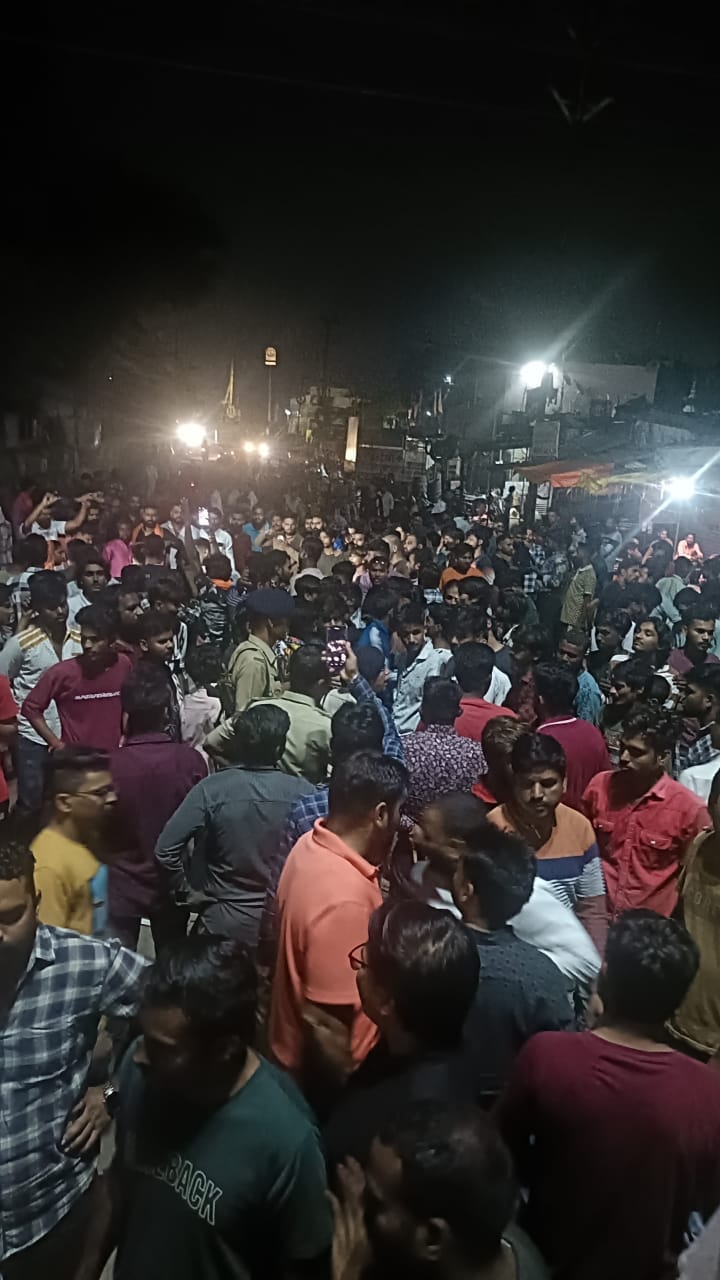MP News: Stone pelting on Ganesh idol in Bhopal, angry people blocked the road, huge ruckus, police force depl