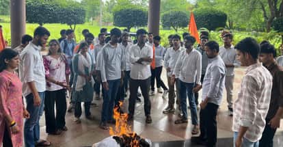 Bhopal: ABVP protest in RGPV, opposes proposal to convert Jhabua Engineering College into a medical college