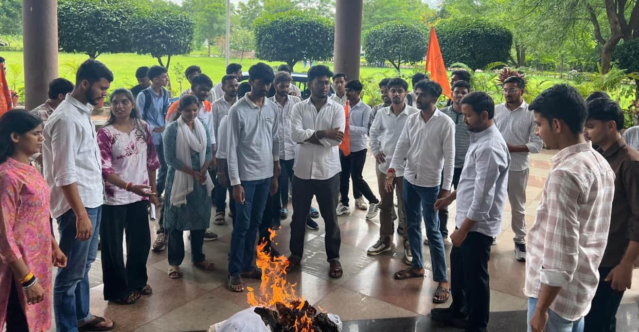 Bhopal: ABVP protest in RGPV, opposes proposal to convert Jhabua Engineering College into a medical college