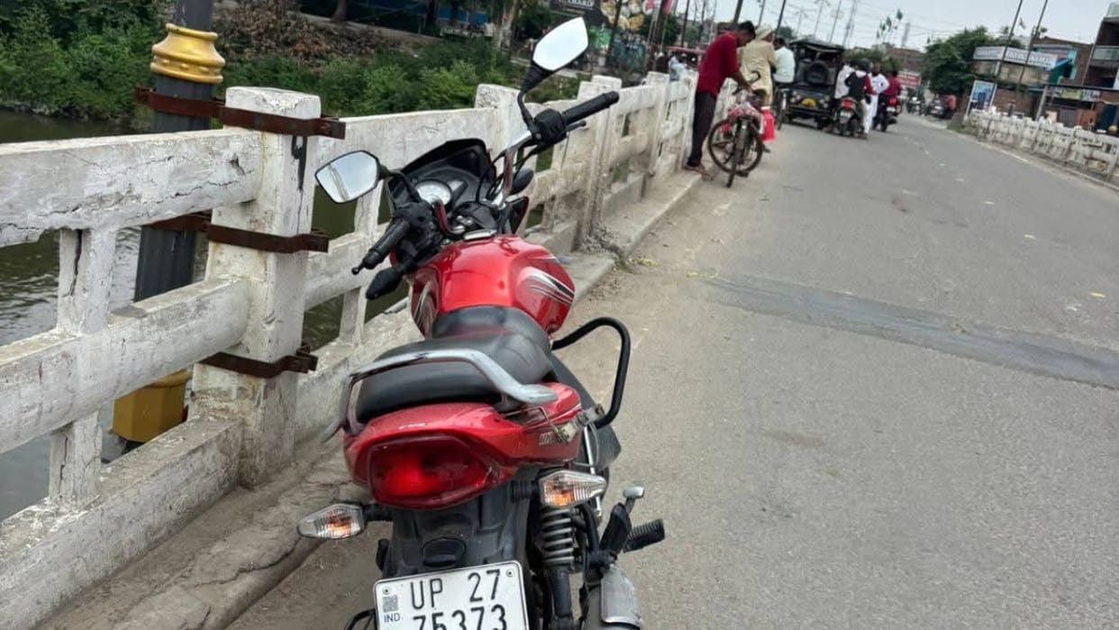 man parked his bike on the bridge and then jumped into the Khanaut river in Shahjahanpur