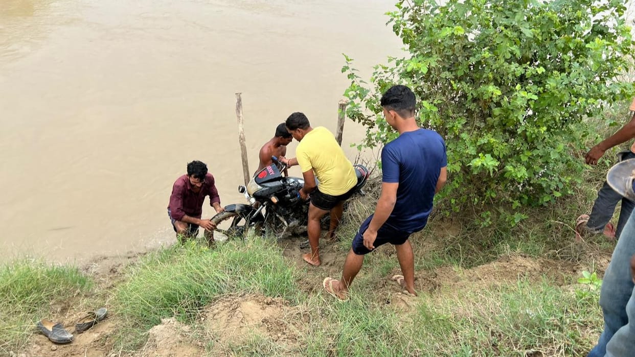 bike and slippers found in the water but ex service man is missing in Bareilly