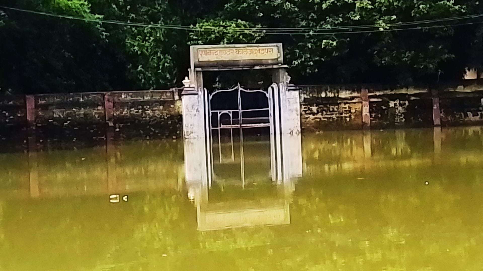 Flood Alert Seven houses washed away again in Ballia water entered inhabited area 30 villages make islands