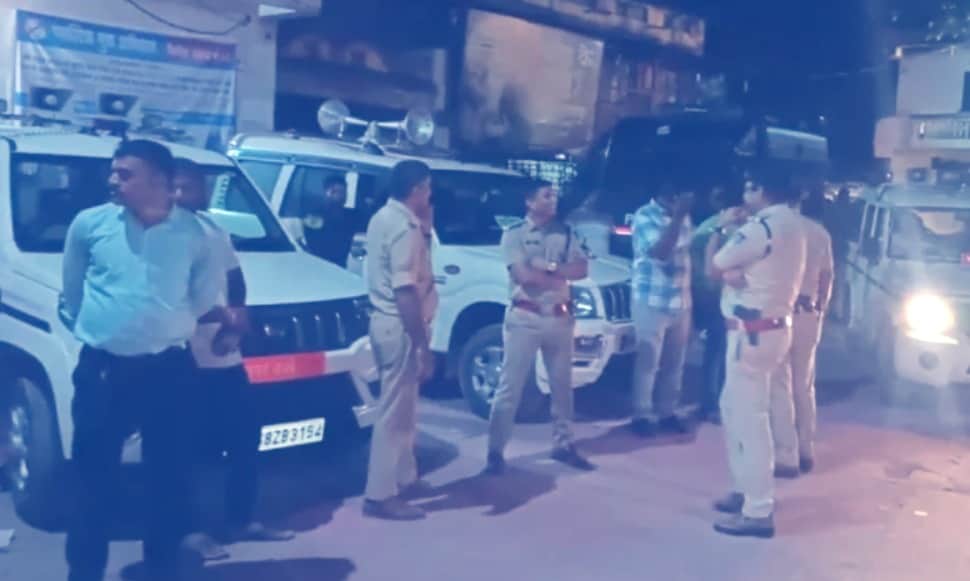 Burhanpur News: गणेश प्रतिमा विसर्जन के बाद स्थिति को काबू में करते हुए पुलिस के जवान।