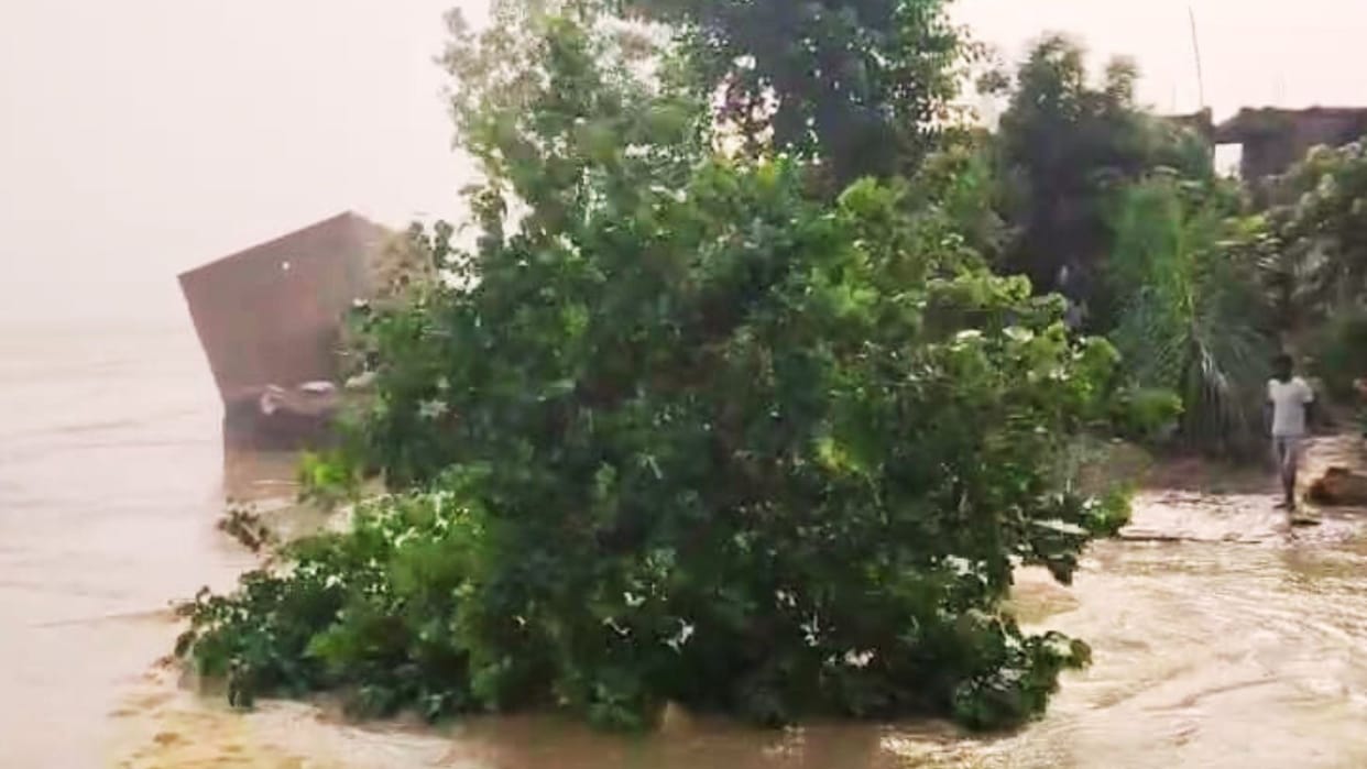 Flood Alert Seven houses washed away again in Ballia water entered inhabited area 30 villages make islands