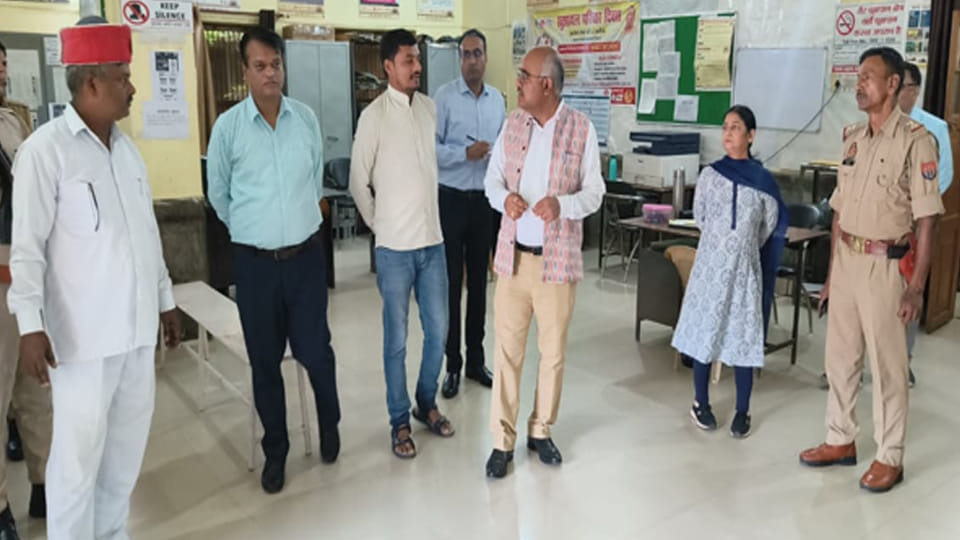 Kanpur: DM inspected Anwarganj Health Center, eight employees were found absent, action was taken