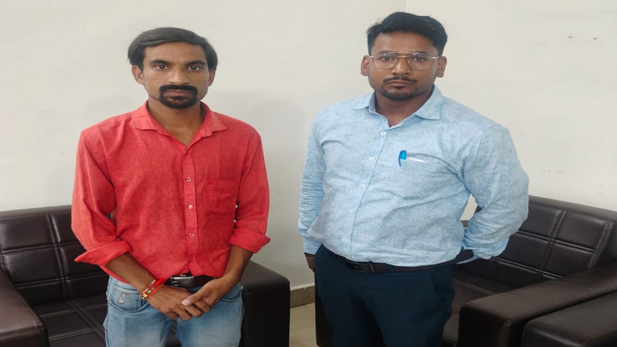 Pratapgarh Anti-corruption team caught CMO office steno and peon taking bribe, created commotion