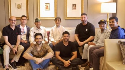 farhan akhtar honored to meet surviving heroes of the battle of rezang la Subedar Captain Ram Chander Havildar