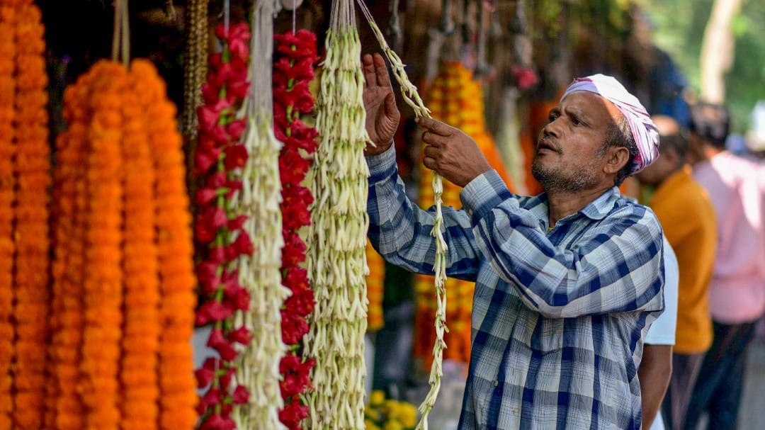 flower sellers in Delhi, this festival captivates the hearts of people