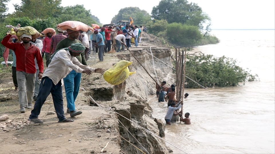 UP: Flood threat in Bijnor, ultimatum to evacuate 12 villages, Rawali embankment in danger, highway closed