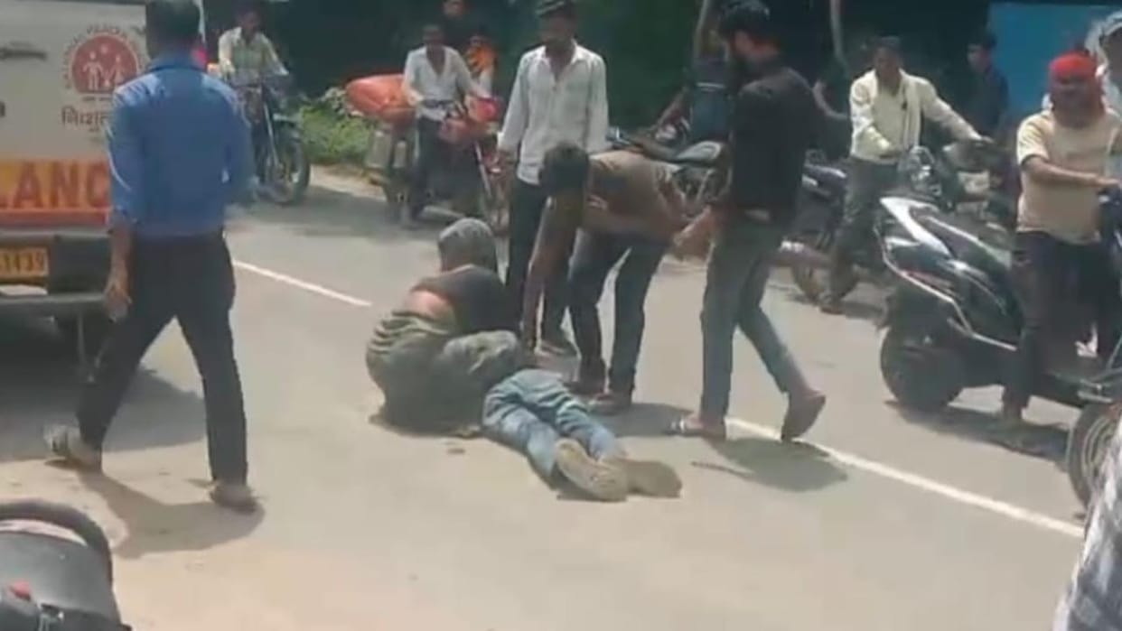 Jhansi: A young man was shot in the middle of the road, condition critical, miscreants fled waving a pistol