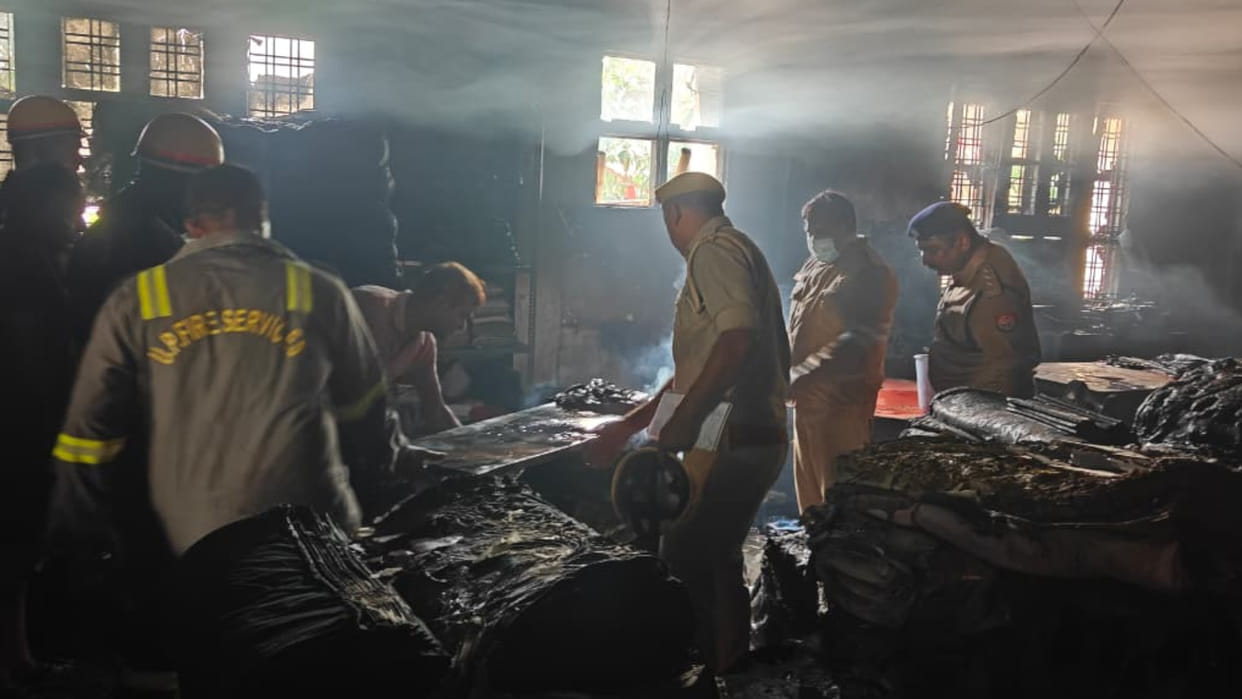A fire broke out in Murari Lal Banka's house in Gorakhpur due to the bursting of the AC compressor.