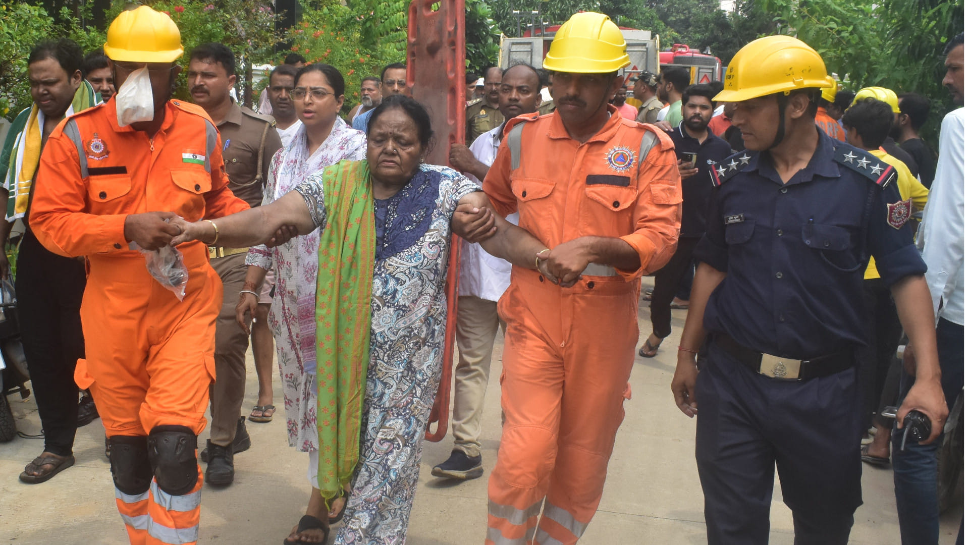 A fire broke out in Murari Lal Banka's house in Gorakhpur due to the bursting of the AC compressor.