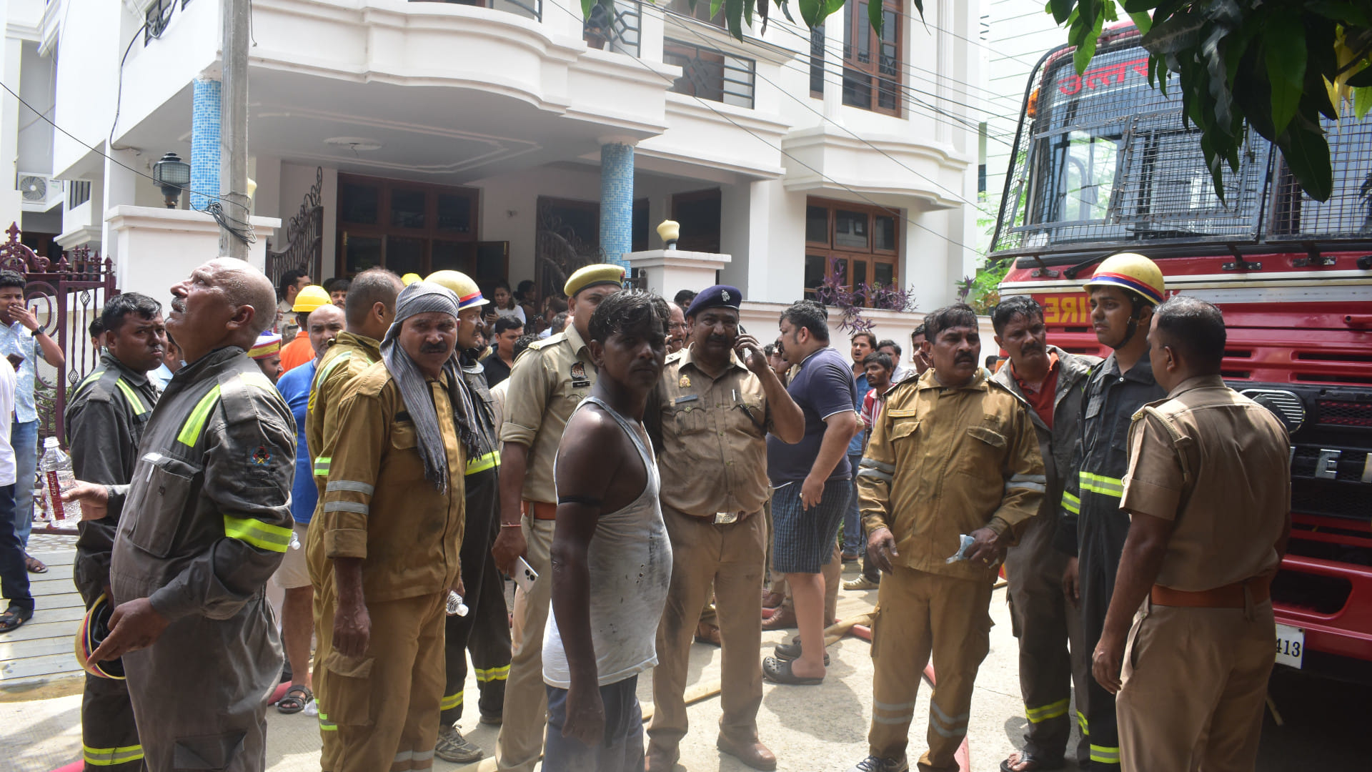 A fire broke out in Murari Lal Banka's house in Gorakhpur due to the bursting of the AC compressor.