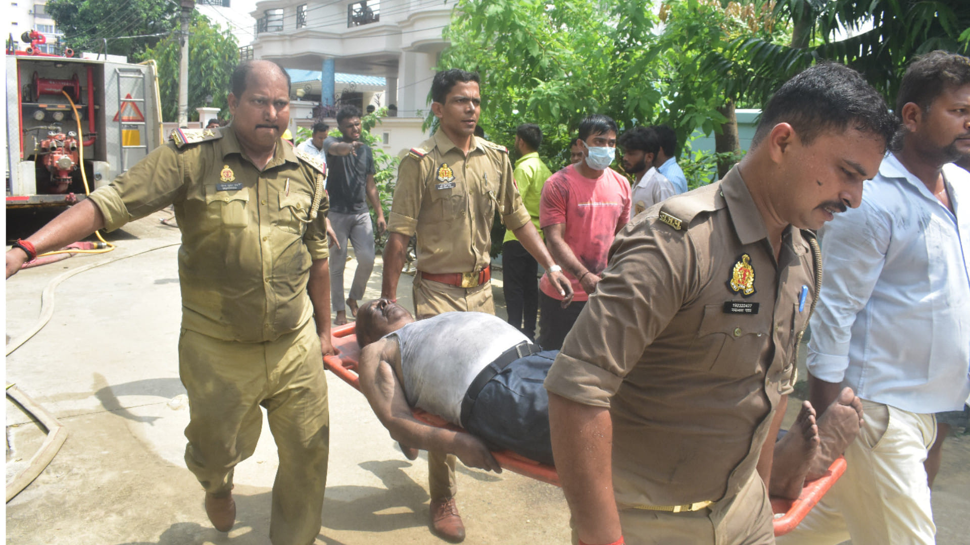 A fire broke out in Murari Lal Banka's house in Gorakhpur due to the bursting of the AC compressor.