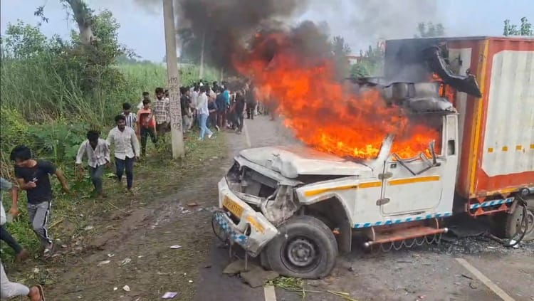 Roorkee: पिकअप की टक्कर से गाय की मौत, गाड़ी में भरा था मांस, गुस्साए ग्रामीणों ने वाहन में लगा दी आग
