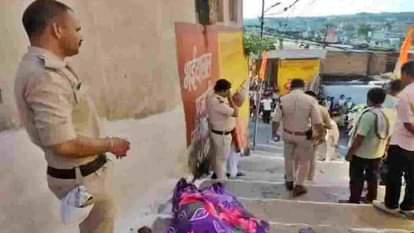 घटनास्थल पर पहुंची टीम।